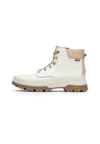 Botas de tobillo de cuero blanco con acentos en color beis claro, ojales metálicos y suela de goma Vibram. Presenta un cuello texturizado y acolchado.