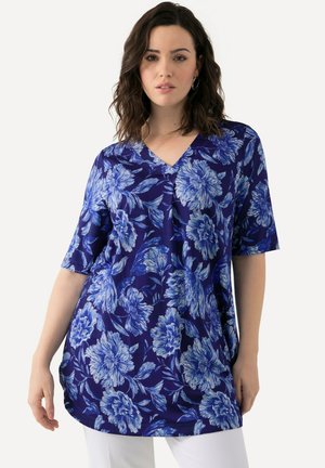 Blå blomstrebluse med korte ærmer, V-halsdesign og en flydende form. Lavet af et glat, let stof med et markant blomstermønster.