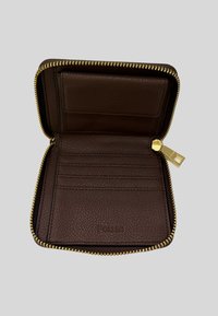 Portafoglio in pelle marrone con finitura testurizzata, chiusura zip, multiple fessure per carte e logo impresso all'interno. Accentatura della cerniera in tono oro.