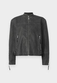 Giacca in pelle nera con colletto rialzato, zip frontale e due tasche con zip. Presenta cuciture sottili e vestibilità su misura.