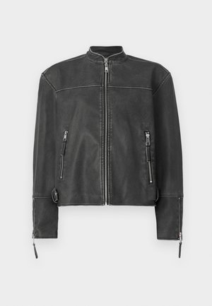 Fekete bőrdzseki álló gallérral, elülső cipzárral és két cipzáros zsebbel. Finom varrásokkal és testhezálló fazonnal készült.