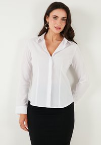 SLIM FIT - Užsagstoma palaidinė - white