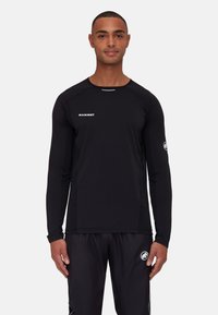 Zwarte sportshirt met lange mouwen en een ronde hals, met een reflecterende accent en logo op de voorkant, gemaakt van soepel, rekbaar materiaal.
