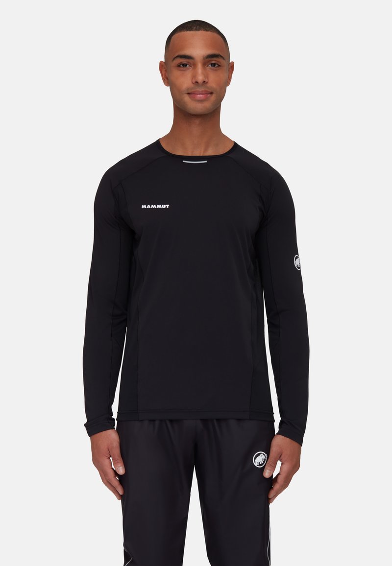 Zwarte sportshirt met lange mouwen en een ronde hals, met een reflecterende accent en logo op de voorkant, gemaakt van soepel, rekbaar materiaal.