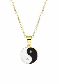 Collier en chaîne en or avec un pendentif Yin Yang, comprenant des sections noires et blanches et deux petits cristaux pour un détail supplémentaire.
