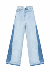 Vaqueros de pierna ancha de mezclilla azul claro con un diseño de patchwork que incluye una sección azul más oscuro en cada lado y dobladillos rectos.