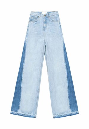 Jean large en denim bleu clair avec un design en patchwork comportant une section bleu foncé de chaque côté et des ourlets droits.