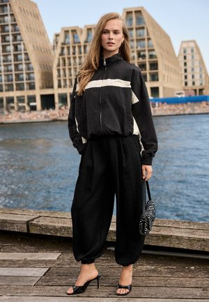 Stradivarius, SAROUEL TROUSERS WITH BUCKLE - Pantalon classique - mottled black