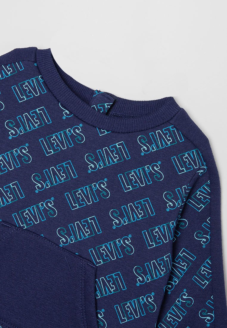 Sudadera azul marino con texto repetido "LEVI'S" en turquesa. Diseño clásico de cuello redondo con puños y dobladillo acanalados. Material suave de algodón.