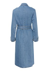 Lång ljusblå jeanskappa med bälte och knäppta manschetter, sedd bakifrån på vit bakgrund.