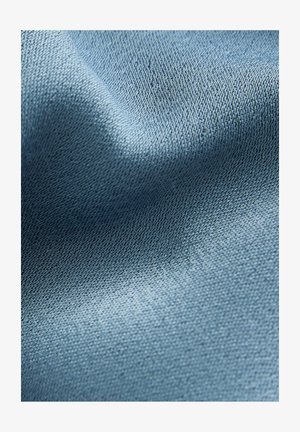 Tela azul clara con una textura suave y un patrón de tejido fino y consistente, que indica un material blando y ligero.