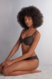 Brun bh och matchande bikinitrosor i mjuk tyg, med vadderade kupor och justerbara band, mot en ljus bakgrund.