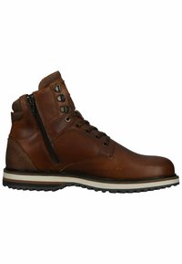 Botines de cuero marrón con cremallera lateral, ojales reforzados y acentos texturizados, con una suela de goma blanca y negra.
