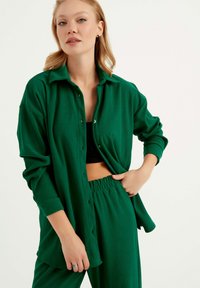 Unausgewählt, green