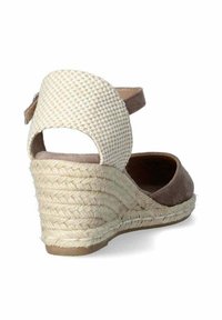 Sandal wedge marrone con tacco intrecciato di colore chiaro e fascia alla caviglia, superiore liscio e suola testurizzata simile alla juta.