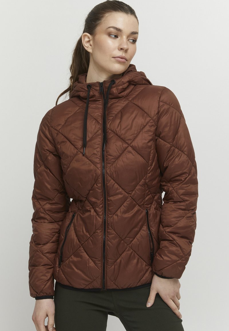 Veste matelassée marron avec un design en losange, capuche ajustable et fermeture éclair noire. Elle dispose de poches latérales et d'une texture élégante.