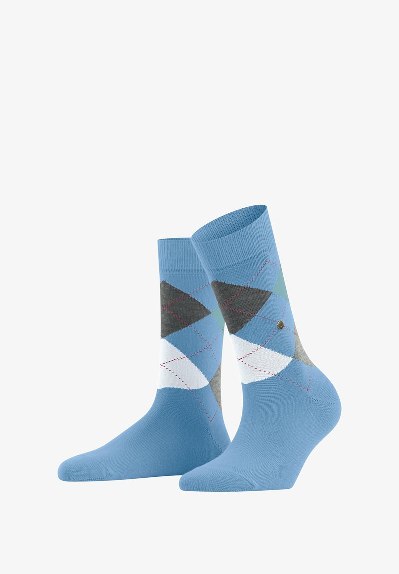 Hellblaue Socken mit einem Argyle-Muster in verschiedenen Blau-, Grau-, Grün- und Weißtönen. Rote Nähte bilden ein Rautenmuster.