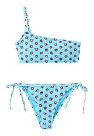 Bikini de dos piezas azul claro con top de un solo hombro y bragas con lazo lateral, con un pequeño estampado de rayos de sol en color rojo oscuro.