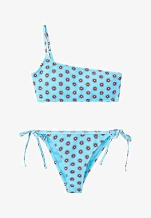 Lichtblauwe tweedelige bikini met een schoudertop en broekje met strik aan de zijkant, met een klein donkerrood zonnestraalpatroon.