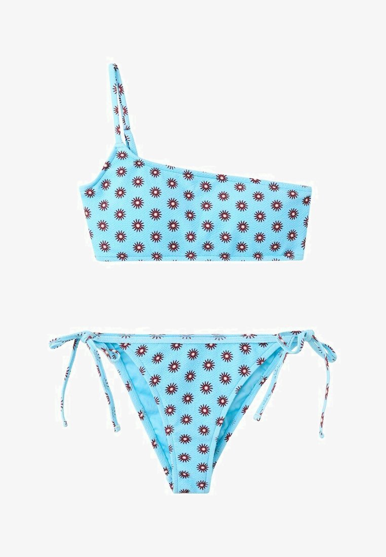 Bikini bleu clair en deux pièces avec haut asymétrique à une épaule et bas à nouer sur les côtés, arborant un petit motif éclat de soleil rouge foncé.