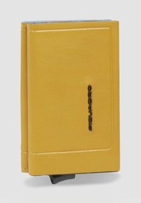 Portafoglio in pelle gialla con finitura testurizzata, con interno blu, dettaglio del marchio nero e chiusura a scatto sul lato.