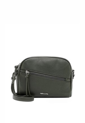 Grüne Leder-Umhängetasche mit abgerundeter Form, strukturierter Oberfläche, vorderer Reißverschlusstasche und verstellbarem Riemen. Dezente Markenkennzeichnung vorhanden.