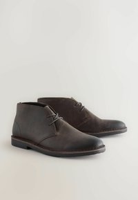 DESERT  - Botines con cordones - brown