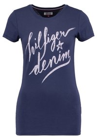 Mörkblå kortärmad t-shirt i bomull med en stor vit skripttext som säger "hilfiger denim" över bröstet.