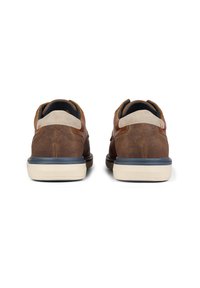 Scarpe in pelle marrone con una calotta in suede sul tallone, colletto imbottito e una suola bianca a profilo basso. Presentano dettagli in tonalità beige e una superficie testurizzata.
