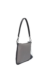 Borsa in pelle grigia con dettagli neri, forma rettangolare, tracolla regolabile e chiusura con cerniera. Presenta una texture sottile sulla superficie.