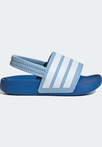 Blå gummiskor med bred rem som har tre vita ränder, texturerad yta och slingback-design för en säker passform.