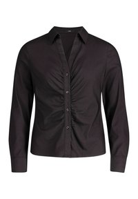 Chemise noire à boutons, en tissu lisse. Elle présente un col pointu, des manches longues et des détails froncés sur le devant, avec des boutons foncés.