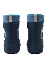 Niebieskie buty trekkingowe z ciemnoniebieską gumową podeszwą, teksturowaną cholewką, szarymi akcentami i wyściółką wokół kostki z pętelką do łatwego zakładania.