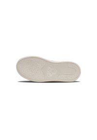 Sula av en sko i en ljus beige färg med en texturerad yta. Har ett geometriskt mönster och en logotypprägling nära hälområdet.