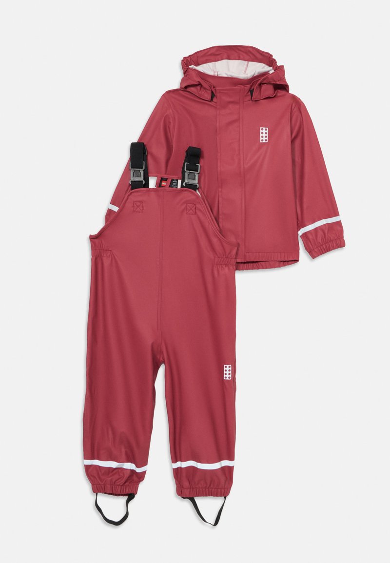 Punane veekindel vihmamantel kapuutsi ja sobivate ülevalt kinnitatavate pükstega. Omaduseks on valged aktsendid, reguleeritavad rihmad ja elastsed mansetid.