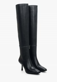 Czarne skórzane kozaki za kolano z ostrym noskiem, wysokim obcasem typu stiletto i minimalistycznym wzornictwem, z przeszyciem blisko góry.