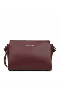 Borsa a tracolla in pelle borgogna con forma rettangolare, hardware in argento e logo "Lancaster Paris" impressa sul davanti.