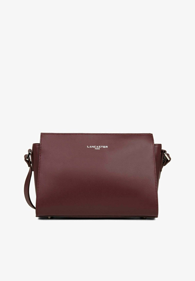 Sac bandoulière en cuir bordeaux de forme rectangulaire, avec des accessoires en métal argenté et le logo "Lancaster Paris" en relief sur le devant.