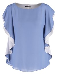 Blouse sans manches bleu clair avec des détails de volants blancs superposés le long des emmanchures et un col rond.