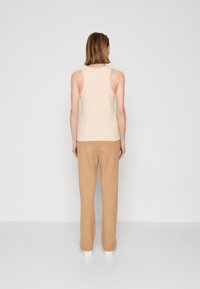 GAP HIGH NECK TANK - Topper - peach parfait