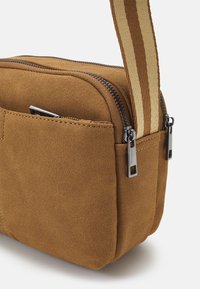 Pier One UNISEX - Skulderveske - brown