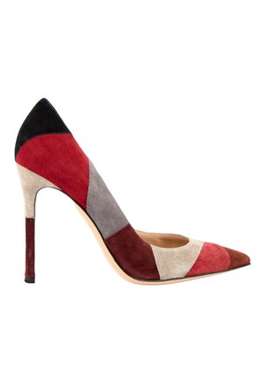 Chaussure à talon haut en daim avec bout pointu en patchwork noir, rouge, gris, beige et bordeaux.