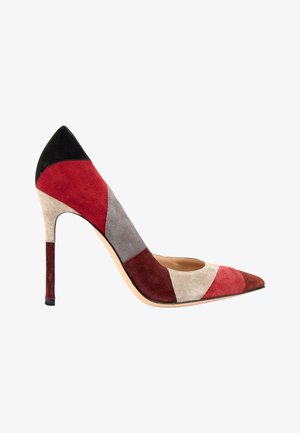 Chaussure à talon haut en daim avec bout pointu en patchwork noir, rouge, gris, beige et bordeaux.