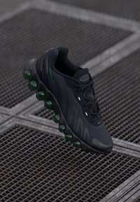 Nike Sportswear AIR MAX DN8 - Sneakers laag - black/green strike/dark smoke grey