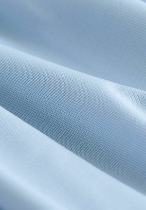 Helleblaue Stoff mit glatter Textur und subtiler, feiner Webmusterung, die sanfte Falten und unterschiedliche Blautöne zeigt.