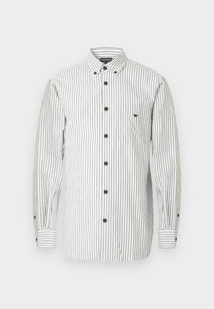 Camisa branca de botões com riscas verticais castanhas, mangas compridas, bolso no peito e detalhes com botões castanhos. Textura de tecido suave.