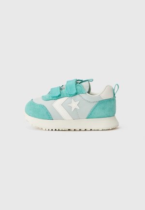 Lyseblå og hvide småbørnssneakers med to velcrobånd og en stjerne-logo på siden, vist på en ensfarvet lys grå baggrund.