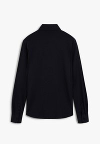 Camisa negra de manga larga con cuello, con puños abotonados y una textura lisa y sencilla. Vista trasera, sin patrones ni logotipos visibles.