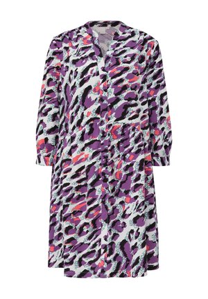 Robe violette et blanche avec un motif léopard, dotée de manches longues, d'une fermeture à boutons sur le devant et de deux poches avant. Tissu léger.