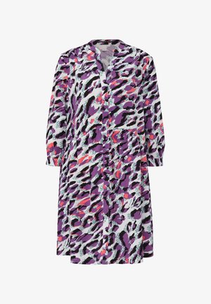 Vestido morado y blanco con estampado de leopardo, con mangas largas, botones en la parte delantera y dos bolsillos frontales. Tela ligera.